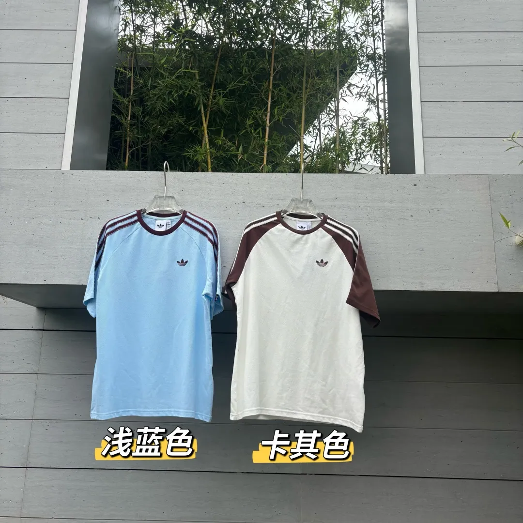 𝟬𝟱𝟬𝟰𝟯# Exclusive real shot/difference between various stolen pictures and online picture versions on the market [𝗔𝗗𝗜𝗗𝗔𝗦 Adidas Clover Classic Raglan Round Neck Couple Style Short Sleeves]👭Who knows! I was very impressed by these two pieces from Adidas ✨Classic raglan sleeves + three stripes on the side, directly welding the 𝟵𝟬𝘀American Retro on the body. ✅Full set of 1:1 customized accessories ➕Customized three-label ➕𝗬𝘂𝗮𝗻 version hang tag ➕𝗹𝗼𝗴𝗼 packaging bag 🔥 ➕Scan the QR code of the tag to enter the official website. ✅The top Original version, ins Xiaohongshu, Kuaishou, and many bloggers wear it. ▫️[Comfortable fabric] Selected pique fabric, skin-friendly and breathable, the upper body is soft and not sweaty, and there is no burden for daily wear ▫️[Versatile is not optional] Light Blue/Khaki are available in two colors. The raglan sleeves hide the flesh and make you look slimmer. You don’t have to choose your body shape or the outfit. It looks good when worn alone. It’s a couple style with eyes closed. ▫️[Full of details] Neat routing, fine workmanship, and clover-leaf prairie texture. It can be worn for daily commuting, going out on the street, and doing sports. ✅The soft and glutinous front-shoulder version hides the flesh to make you look slimmer without picking up your figure. The small label on the chest is low-key and textured/super feeling. I really want every piece𝗮𝗹𝗹𝗶𝗻! Size: 𝗦～𝗫𝗫𝗟 Color: Light Blue Khaki